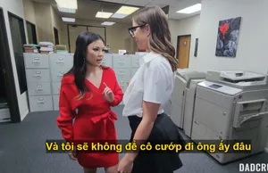 Chị tôi đang ở trong bếp và tôi đang chơi