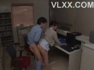 Bỏ thuốc mê vào nước, tiền bối đè thư ký ra xoạc lúc nữa đêm